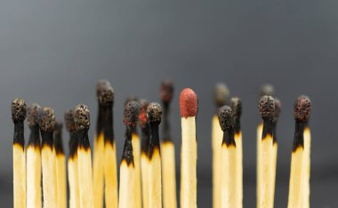 Bir grup harcanan maçlar ve bir yanan değil