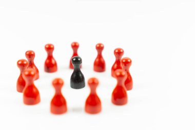 Bir daire ve orta, beyaz arka plan ve kopya alanı bir siyah meeple birçok kırmızı meeple