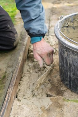 Bir hendeği tesviye bileşimiyle doldurmak