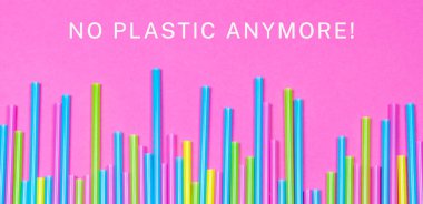 Renkli plastik kamış kelime ile banner pembe bir arka plan üzerinde artık hiçbir plastik