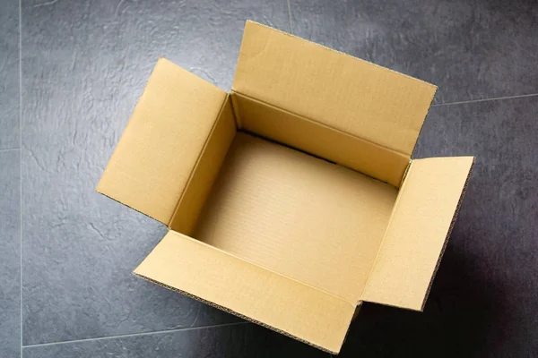 Karton kutu, yukarıdan görünüm açıldı