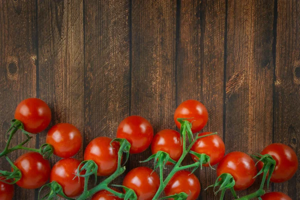 신선한 칵테일 토마토 휘어집니다 공간에 — 스톡 사진