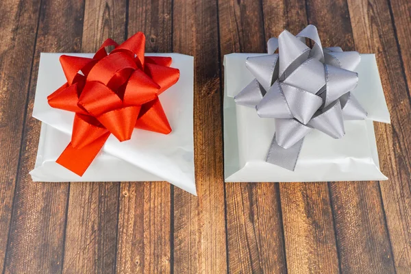 Zwei Weiß Verpackte Geschenke Auf Einem Holztisch Eines Mit Roter — Stockfoto