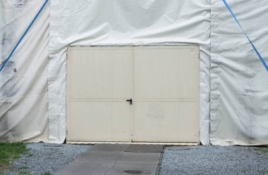 Festival çadırına beyaz kapı