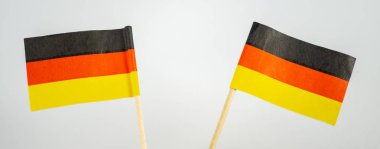 Beyaz arka plan önünde iki Almanya bayrakları, afiş
