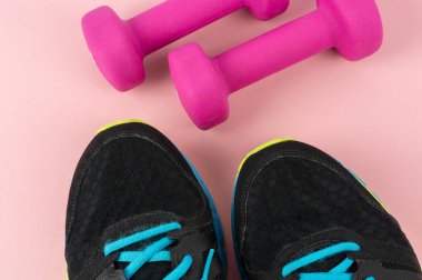 Pembe arka planda iki pembe halter ve ayakkabı uçları