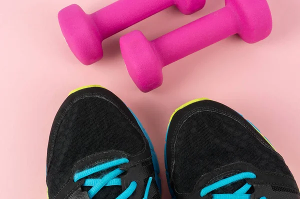 Pembe arka planda iki pembe halter ve ayakkabı uçları