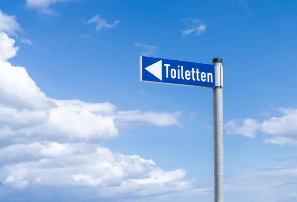 Hinweisschild Mit Dem Deutschen Wort Für Toiletten Blauer Himmel Und — Stockfoto