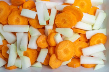 Taze kesilmiş havuç ve kohlrabi.