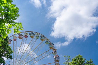 Mavi gökyüzü arka planlı güzel bir dönme dolap.