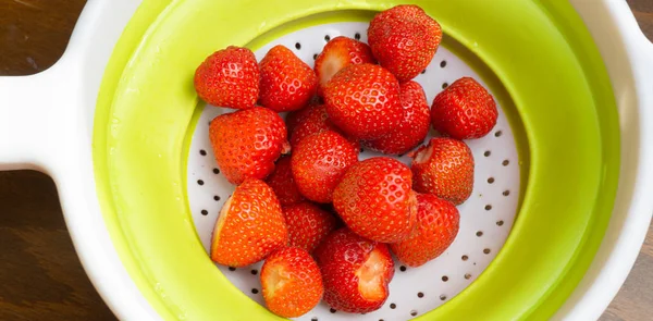 Frisch Gewaschene Und Gewaschene Erdbeeren Sieb — Stockfoto