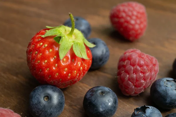 Fresas Frambuesas Arándanos Yacen Sobre Una Mesa Madera — Foto de Stock