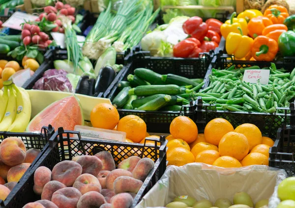 毎週の市場で多くの異なる野菜 — ストック写真