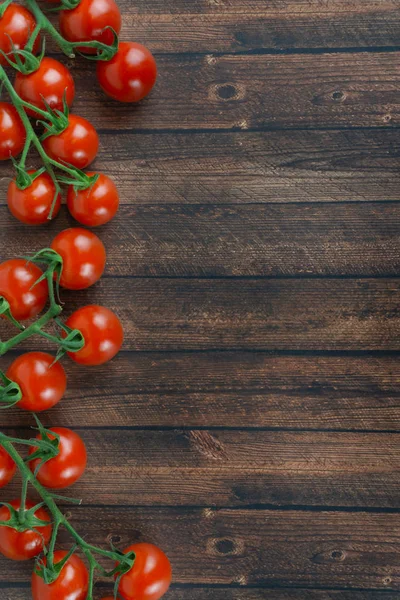 Muitos Tomates Coquetel Frescos Uma Panícula Fundo Madeira Espaço Cópia — Fotografia de Stock