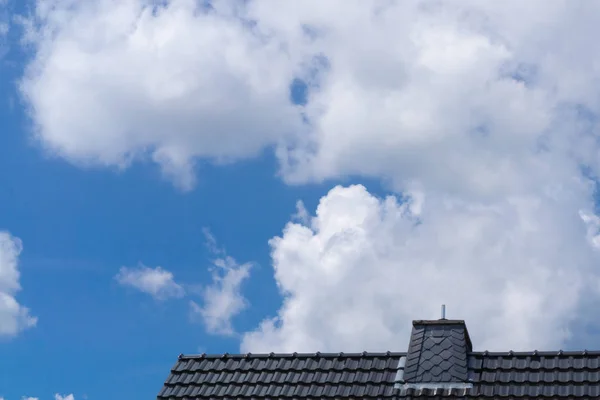 Cielo Azul Con Nubes Blancas Parte Superior Techo Con Azulejos — Foto de Stock