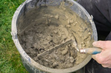 Erkekler havan toplarını taşırır.