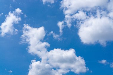 Beyaz bulutlu mavi gökyüzü