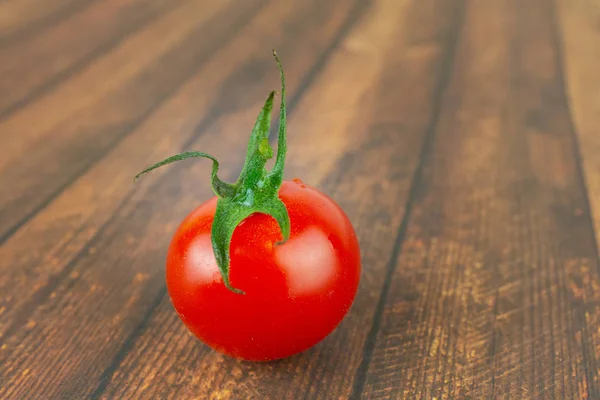 木桌上的一个番茄 — 图库照片