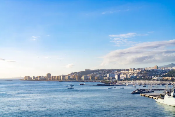 22 Aralık 2019 'da İspanya' nın Gran Canaria şehrinin liman manzaralı.