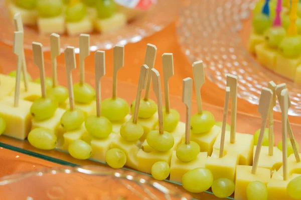 Deliziosi Spiedini Formaggio Con Uva — Foto Stock