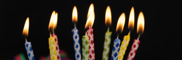 Muitas Velas Aniversário Coloridas Queimando Fundo Preto Com Espaço Cópia — Fotografia de Stock