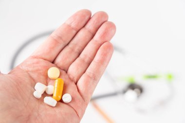 Bir elde birçok farklı tablet var.