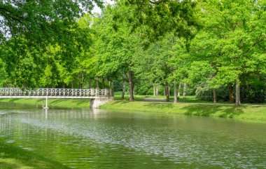 Almanya 'nın Kassel kentindeki Karlsaue' de köprüsü olan hendek.