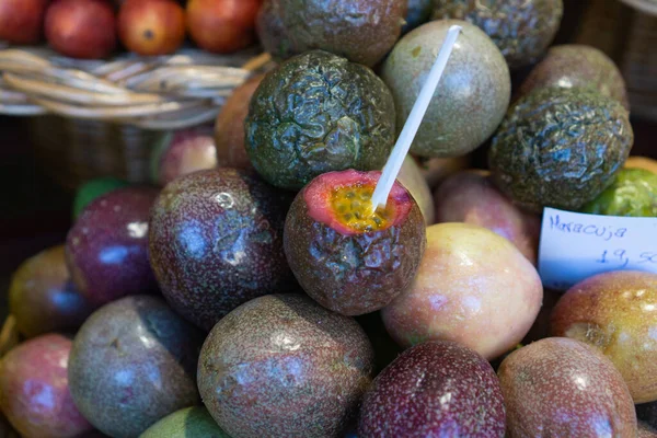 カットフルーツと新鮮な情熱の果物の味がたくさん — ストック写真