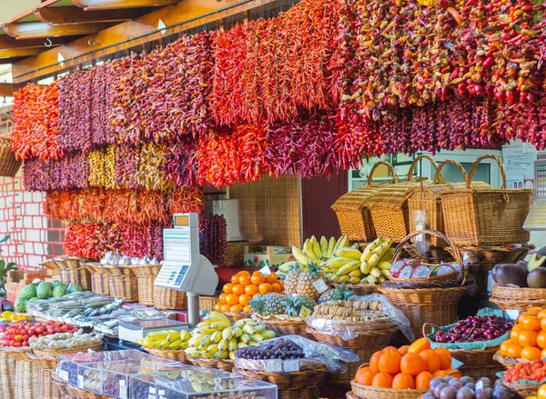 市場における果物や野菜の屋台 — ストック写真