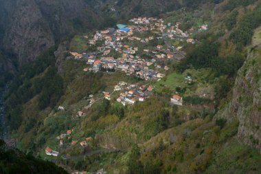 Portekiz, Madeira 'nın yüksek dağlarında, rahibeler vadisini gören güzel bir manzara.
