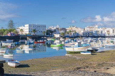 Arrecife, Lanzarote, İspanya 'da kürek çekmek için yataklı küçük bir koy.