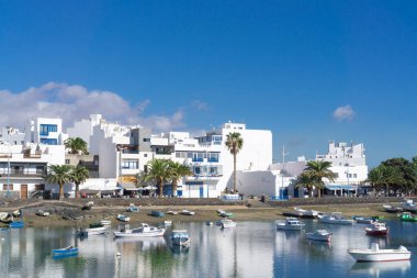 Arrecife, Lanzarote, İspanya 'da kürek çekmek için yataklı küçük bir koy.