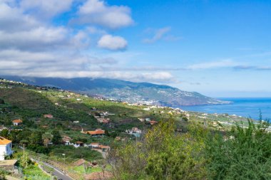 İspanya 'nın La Palma adası. Lodero kasabası ve Atlantik Okyanusu manzaralı.