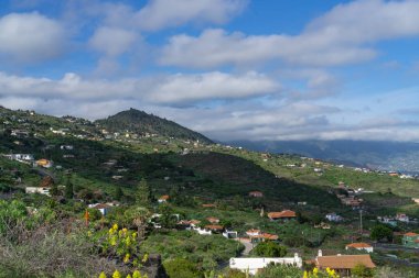 İspanya 'nın La Palma adası. Lodero kasabası ve Atlantik Okyanusu manzaralı.