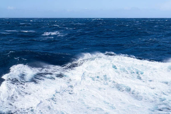 航行中的海上巨浪 — 图库照片