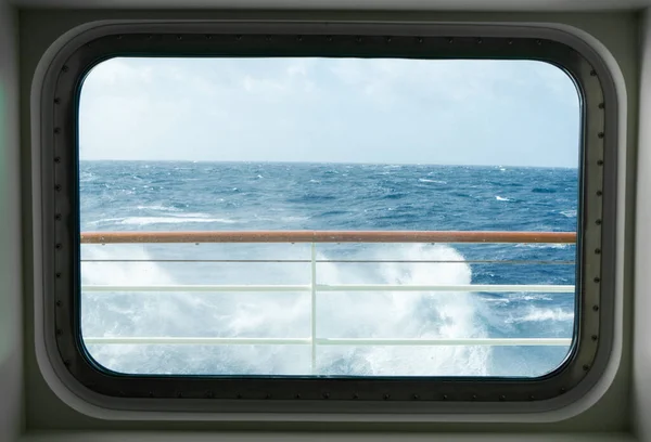 Vista Uma Janela Cabine Navio Cruzeiro Mar Tempestuoso — Fotografia de Stock