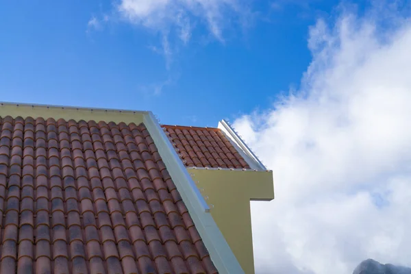 Крыша Дома Красной Плиткой Голубое Небо Облаками Заднем Плане — стоковое фото