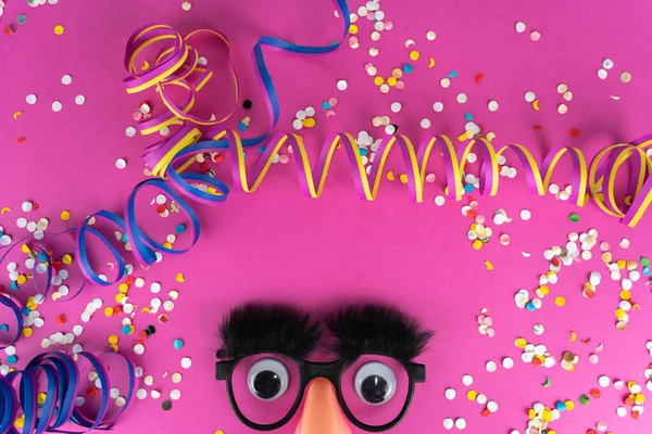 Забавна Маска Обличчя Великими Очима Конфетті Плакатами Рожевим Фоном — стокове фото