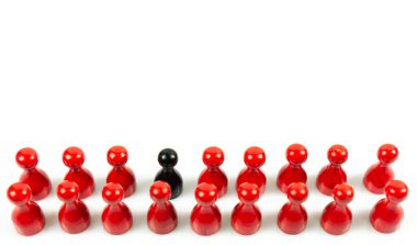 Bir satırda birçok kırmızı meeple ve bir siyah meeple, beyaz arkaplan ve boşluğu kopyala