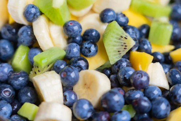 Ensalada Frutas Con Arándanos Frescos Plátanos Kiwi Mango — Foto de Stock