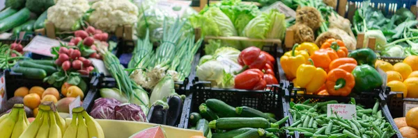 毎週の市場で多くの異なる野菜 — ストック写真