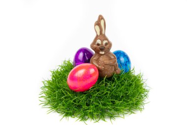 Çikolatalı Paskalya sepeti ve renkli Paskalya yumurtaları.