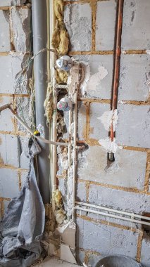 Döşemeleri sökülüp, su ve drenaj borularına maruz bırakılan eski bir banyonun yıkılması.