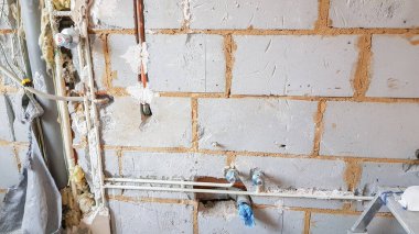 Döşemeleri sökülüp, su ve drenaj borularına maruz bırakılan eski bir banyonun yıkılması.