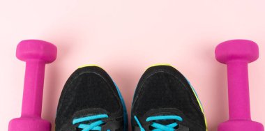 Pembe arka planda iki pembe dambıl ve ayakkabı uçları, pankart.