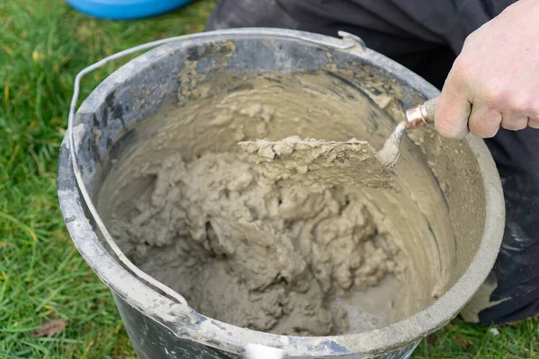 Erkekler havan toplarını taşırır.