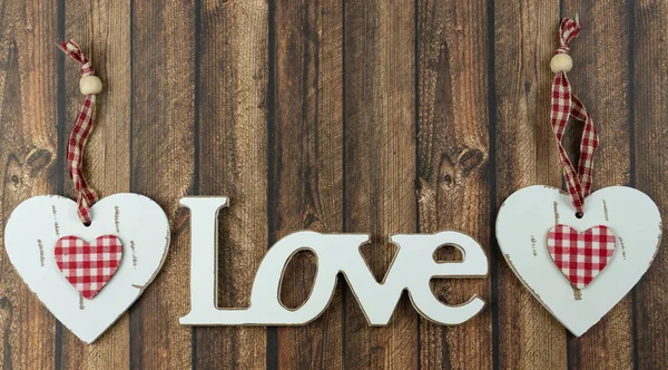 木製の文字で愛という言葉の横に白い心 木製の背景 — ストック写真