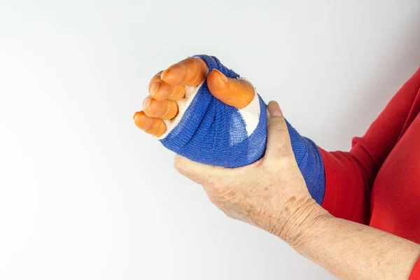 新操作的手 用蓝色绷带和橙色手指消毒 — 图库照片