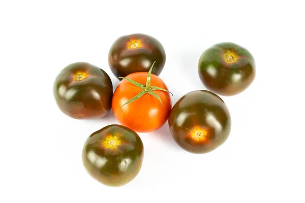 Gruppe Schwarzer Tomaten Mit Einer Roten Tomate Isoliert Auf Weißen — Stockfoto