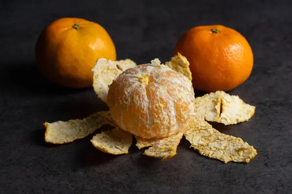 Tre Tangeriner Svart Bakgrund Dem Skalade — Stockfoto